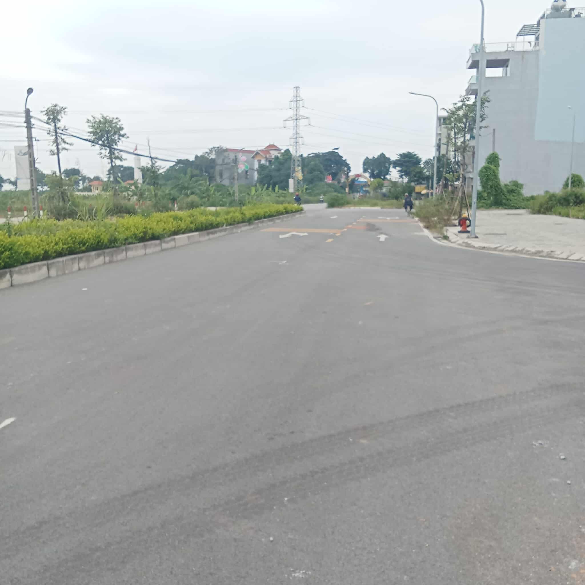 Phố mới Mai Lâm. Kinh doanh, phân lô, ô tô tránh. Dt 56m2