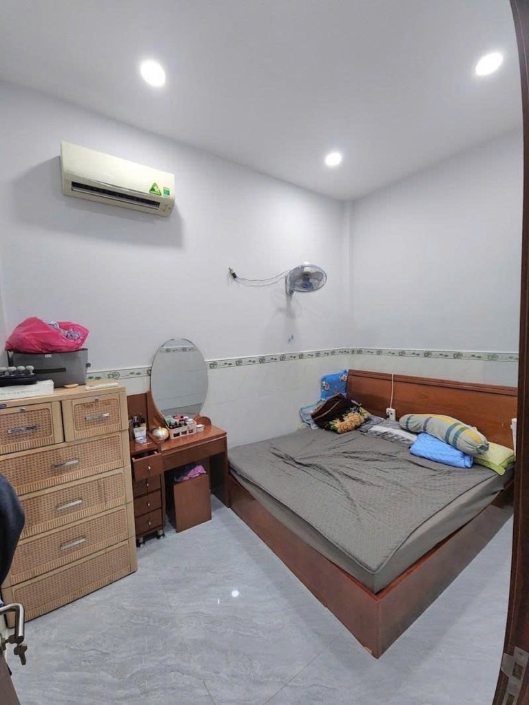Nhà Đẹp Đường Hồ Văn Long , Bình Tân 4x20 Giá 4.8 tỷ. TL chính chủ : Sổ công nhận 34m. Chủ nói đã bỏ Quy hoạch nên vẫn đủ 80m+ Kết cấu 2 tầng 3 Phòng ngủ, 2 WC, Phòng khách, Nhà còn rất mới, đẹp. Khách dọn Ở  Ngay LH 0982907711 ZaLo Lành