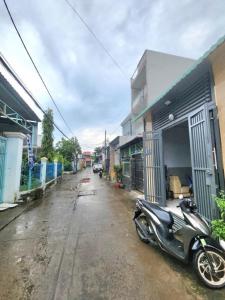 Nhà Đẹp Đường Hồ Văn Long , Bình Tân 4x20 Giá 4.8 tỷ. TL chính chủ : Sổ công nhận 34m. Chủ nói đã bỏ Quy hoạch nên vẫn đủ 80m+ Kết cấu 2 tầng 3 Phòng ngủ, 2 WC, Phòng khách, Nhà còn rất mới, đẹp. Khách dọn Ở  Ngay LH 0982907711 ZaLo Lành