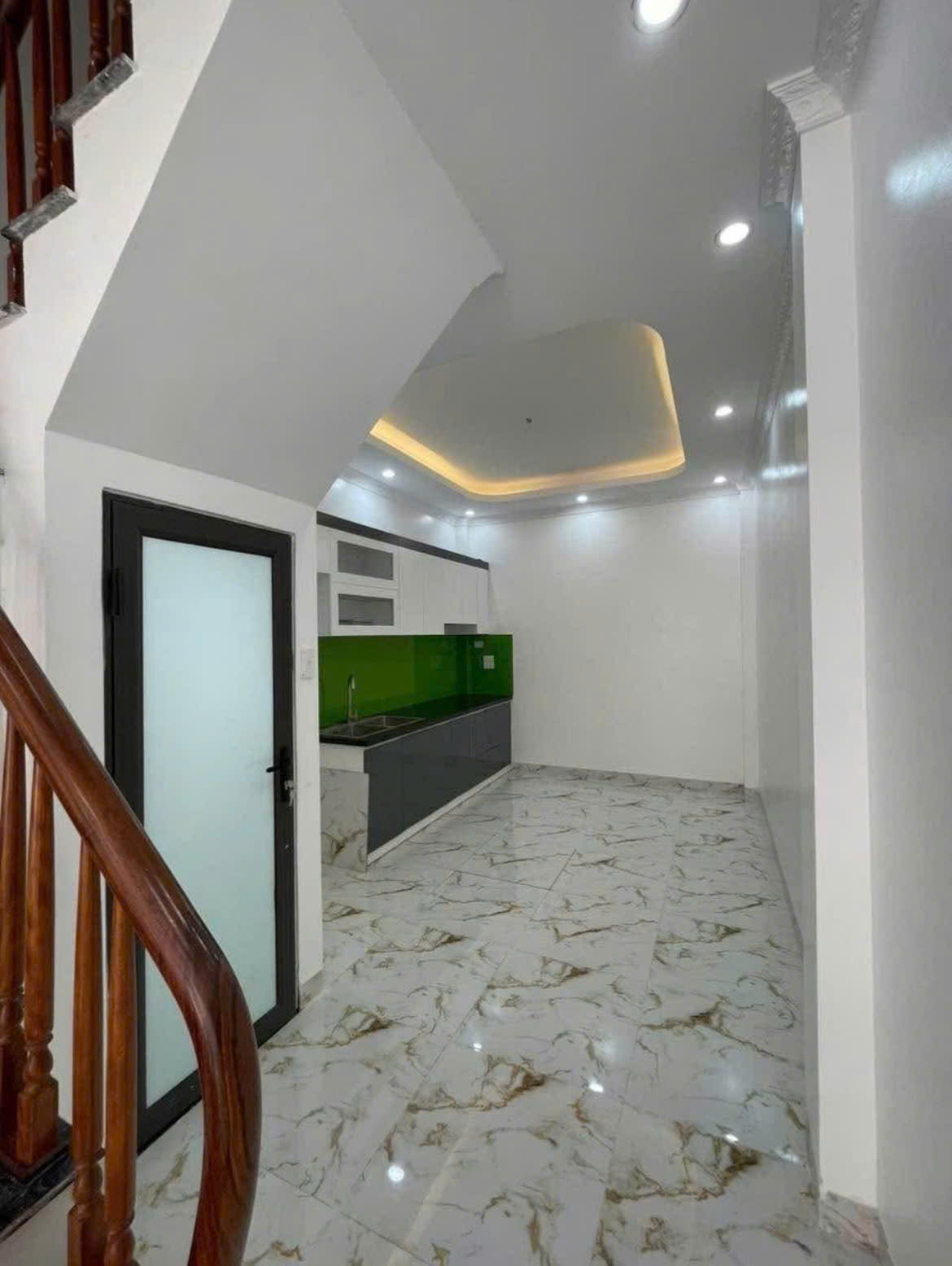 4,2 TỶ-HOA HẬU VÂN CÔN-Ô TÔ ĐỖ TRƯỚC NHÀ