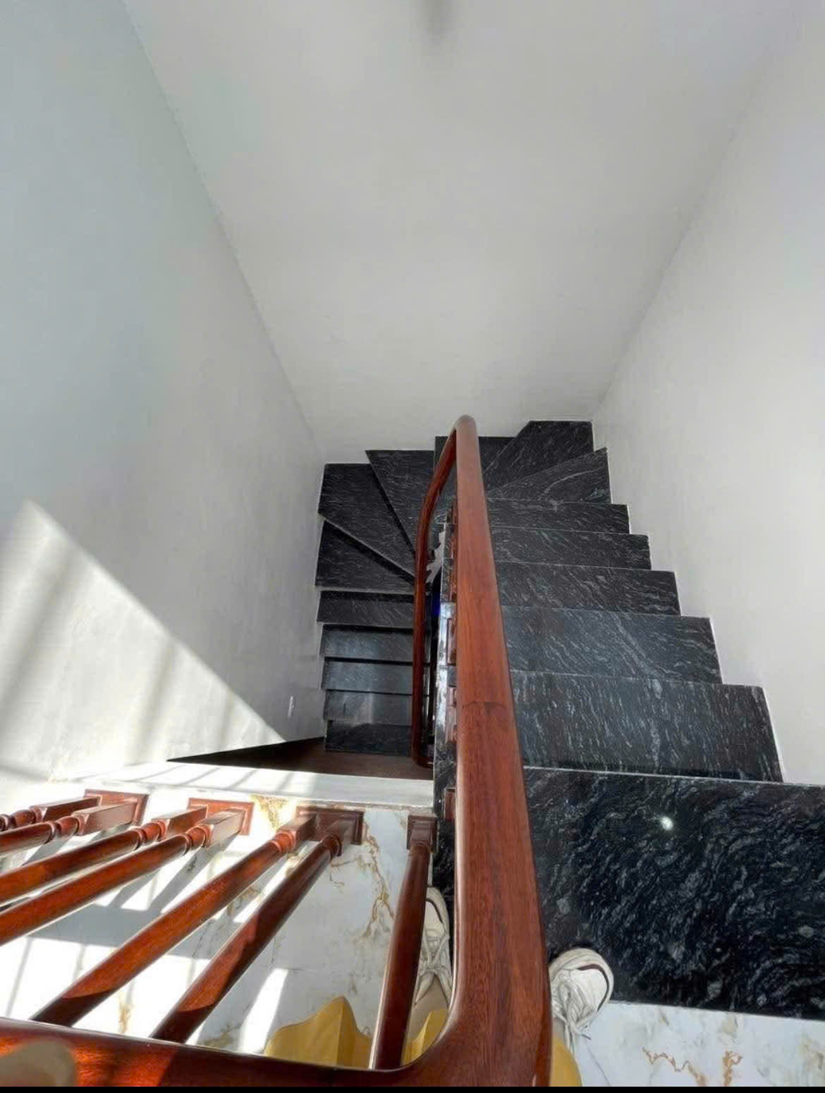 4,2 TỶ-HOA HẬU VÂN CÔN-Ô TÔ ĐỖ TRƯỚC NHÀ