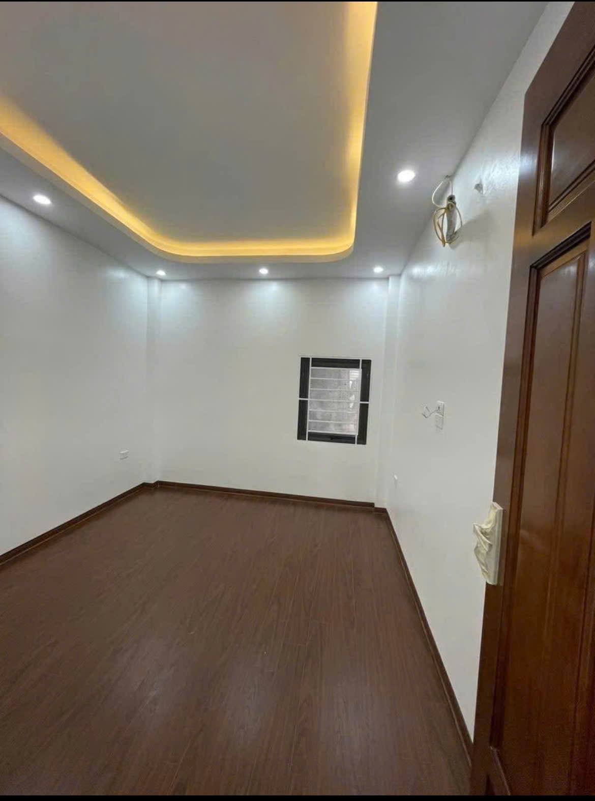 4,2 TỶ-HOA HẬU VÂN CÔN-Ô TÔ ĐỖ TRƯỚC NHÀ