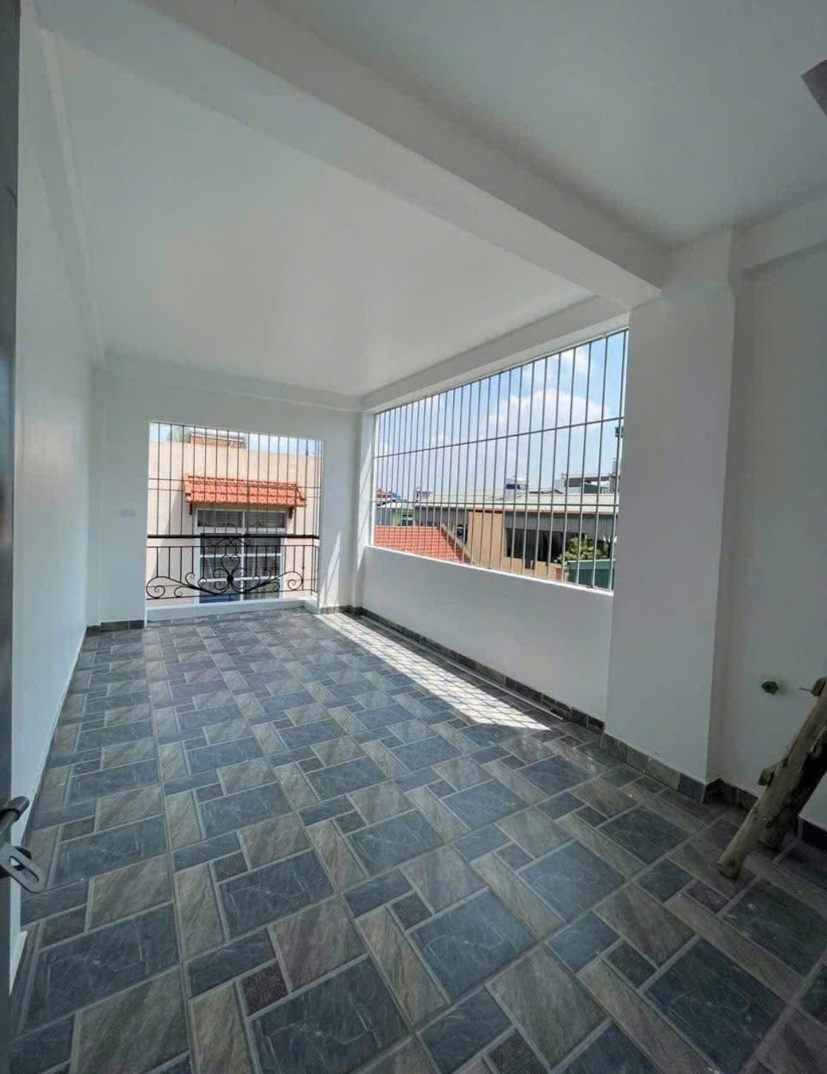 4,2 TỶ-HOA HẬU VÂN CÔN-Ô TÔ ĐỖ TRƯỚC NHÀ