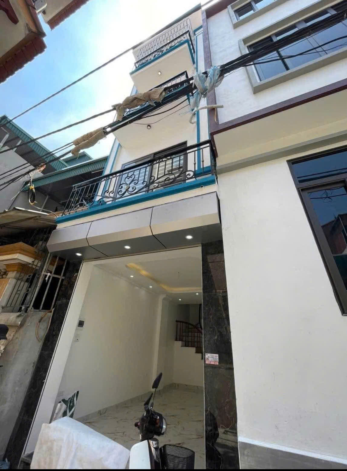 4,2 TỶ-HOA HẬU VÂN CÔN-Ô TÔ ĐỖ TRƯỚC NHÀ