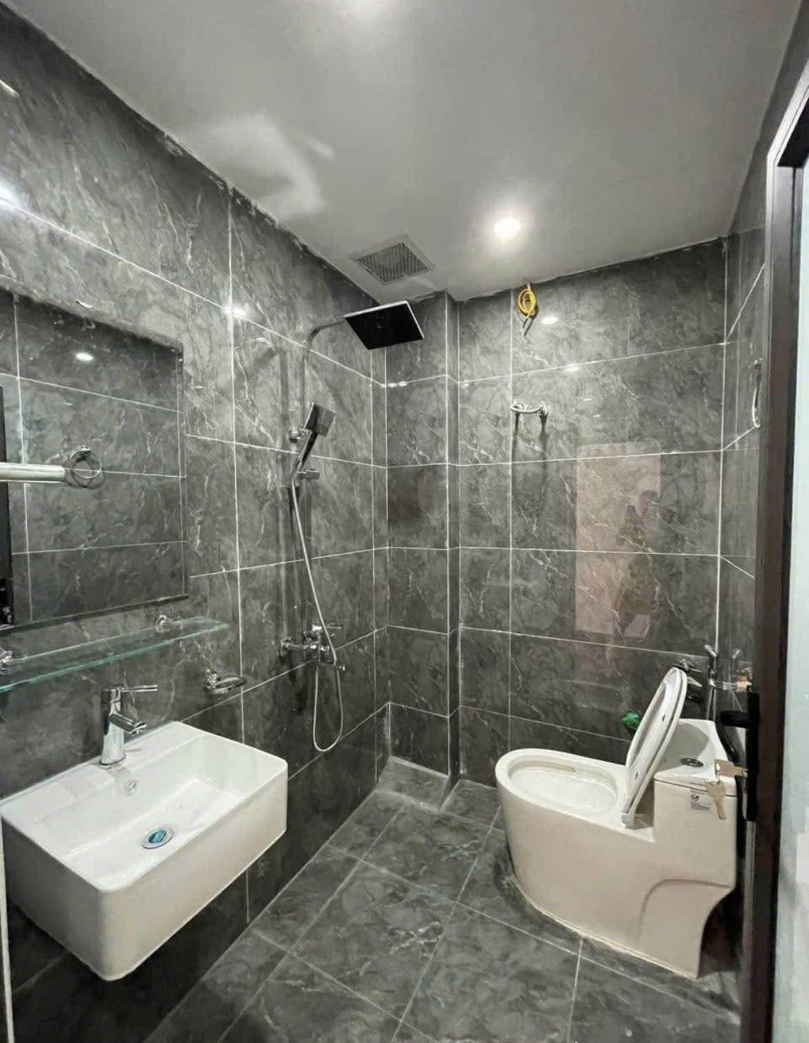 4,2 TỶ-HOA HẬU VÂN CÔN-Ô TÔ ĐỖ TRƯỚC NHÀ