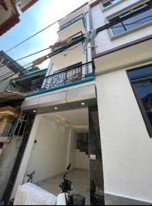 4,2 TỶ-HOA HẬU VÂN CÔN-Ô TÔ ĐỖ TRƯỚC NHÀ