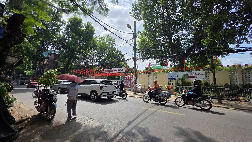 CẦN BÂN NHÀ CẤP 4- MẶT PHỐ ĐƯỜNG HOÀNG HOA THÁM- HÀ NỘI