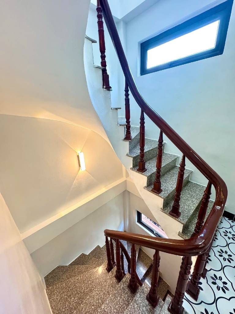 NHÀ ĐẸP GIẢI PHÓNG - Ô TÔ - NGÕ THÔNG - VÀI BƯỚC RA PHỐ - 2 THOÁNG - FULL NỘI THẤT XỊN