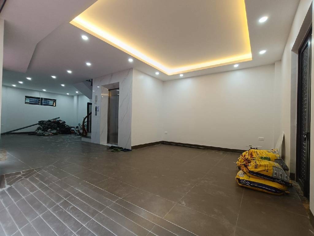 BÁN NHÀ GẦN HOÀNG QUỐC VIỆT - BẮC TỪ LIÊM -  NHÀ MỚI THANG MÁY - LÔ GÓC 3 MẶT NGÕ - Ô TÔ VÀO NHÀ