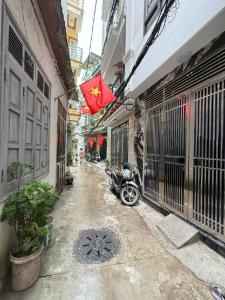 3 BƯỚC RA PHỐ - Ô TÔ VF3 ĐỖ CỬA - NHÀ DÂN XÂY CHẮC CHẮN - XÁCH VALI VÀO Ở NGAY