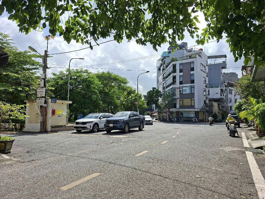 BÁN NHÀ BỒ ĐỀ LONG BIÊN - PHÂN LÔ - GARA Ô TÔ - VIEW HỒ - DT 68M2 - 28,6 TỶ