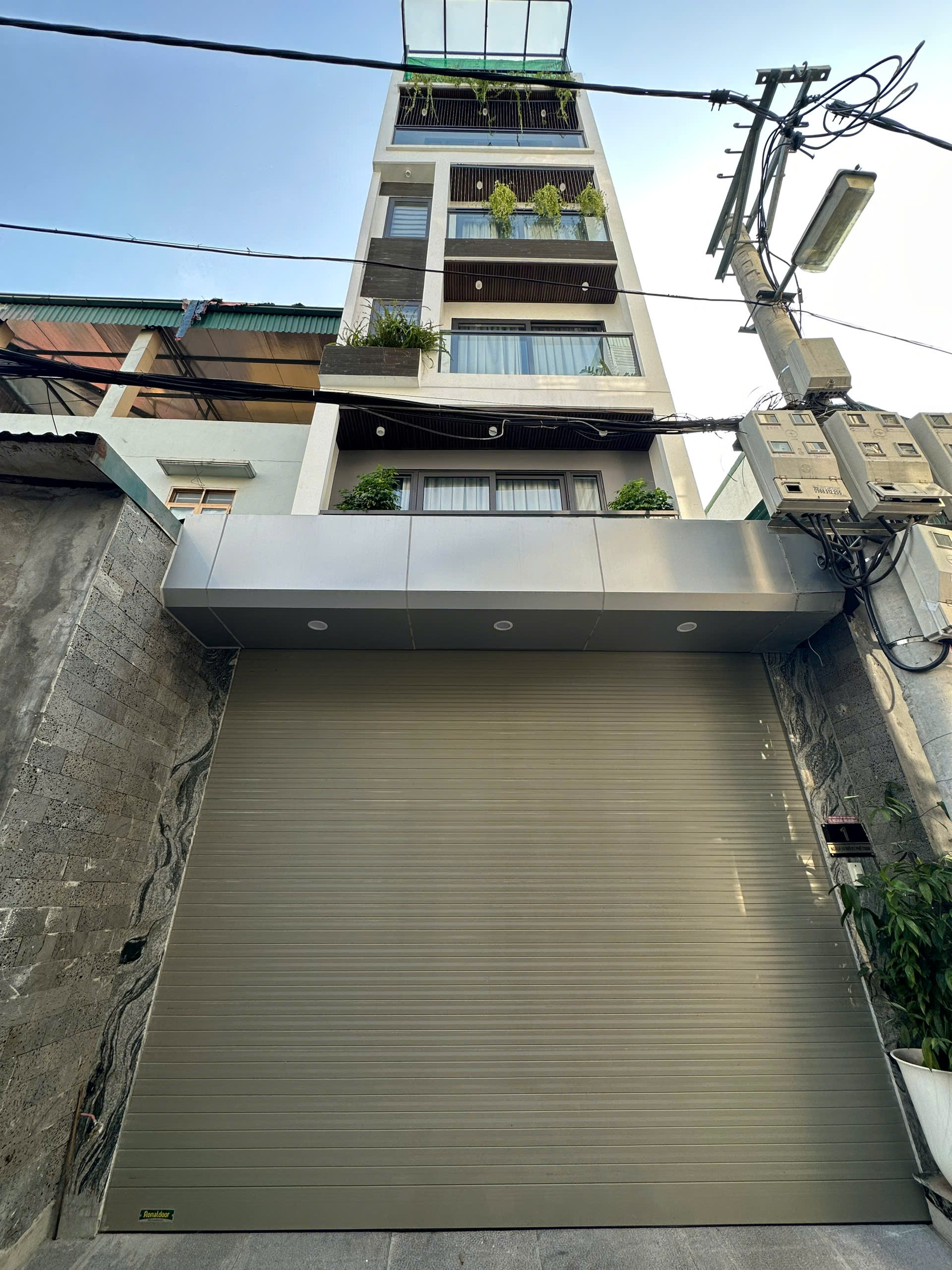 NHÀ ĐẸP PHỐ TRẠM - 6 TẦNG THANG MÁY - Ô TÔ VÀO NHÀ - DÂN XÂY TẶNG FULL NỘI THẤT XỊN XÒ