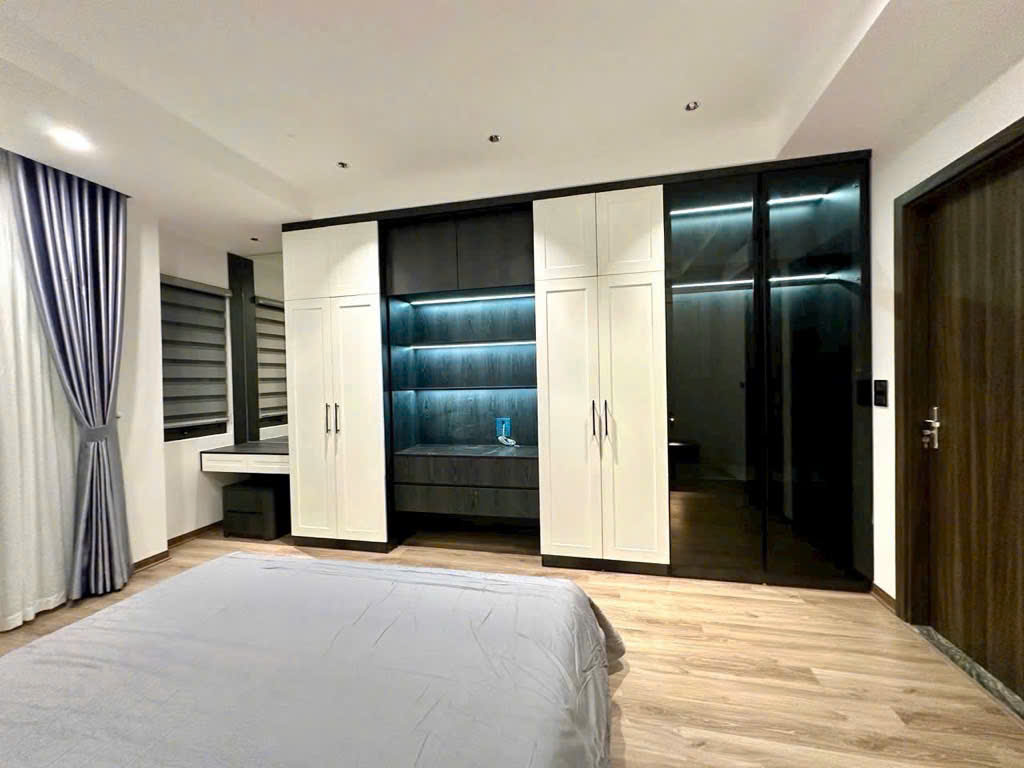 NHÀ ĐẸP PHỐ TRẠM - 6 TẦNG THANG MÁY - Ô TÔ VÀO NHÀ - DÂN XÂY TẶNG FULL NỘI THẤT XỊN XÒ