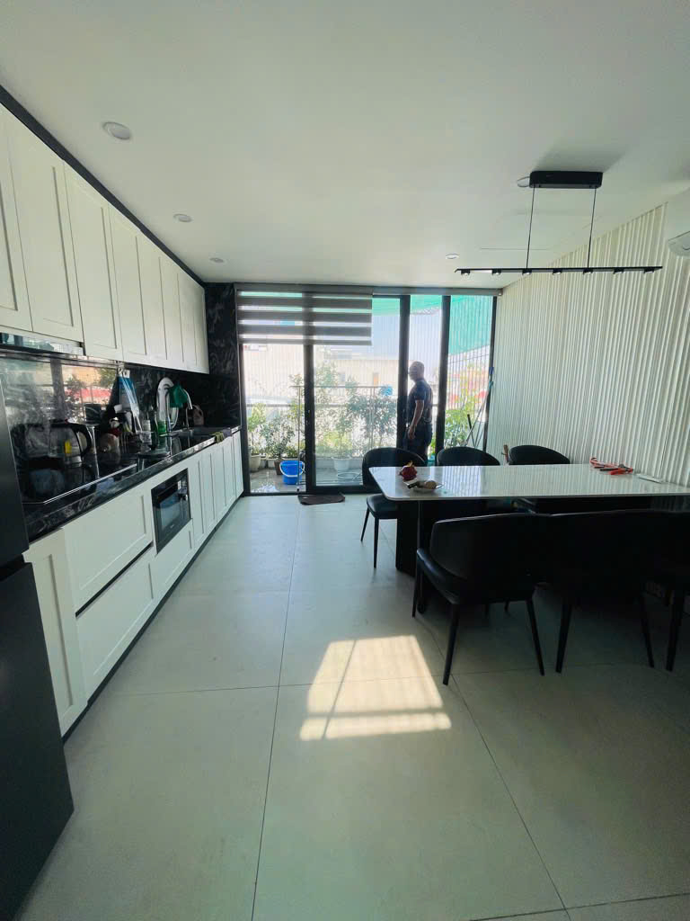 NHÀ ĐẸP PHỐ TRẠM - 6 TẦNG THANG MÁY - Ô TÔ VÀO NHÀ - DÂN XÂY TẶNG FULL NỘI THẤT XỊN XÒ