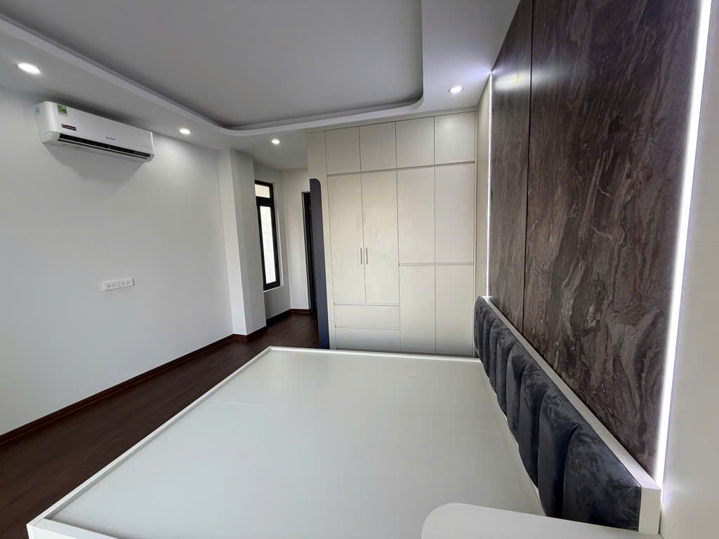 TÒA NHÀ - LÔ GÓC 3 THOÁNG - Ô TÔ VÀO NHÀ - 7 TẦNG THANG MÁY - KINH DOANH - CHO THUÊ- MẶT TIỀN RỘNG - NỘI THẤT ĐẸP - SÁT PHỐ