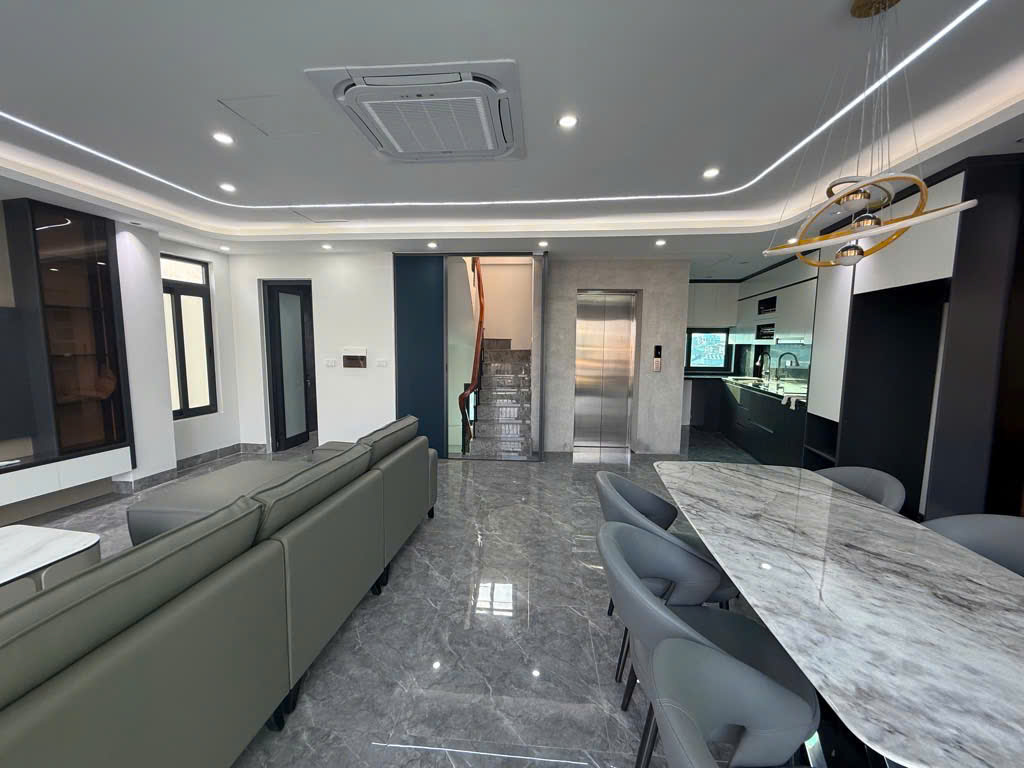 TÒA NHÀ - LÔ GÓC 3 THOÁNG - Ô TÔ VÀO NHÀ - 7 TẦNG THANG MÁY - KINH DOANH - CHO THUÊ- MẶT TIỀN RỘNG - NỘI THẤT ĐẸP - SÁT PHỐ