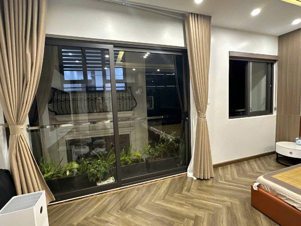 NHÀ ĐẸP PHỐ TRẠM - 6 TẦNG THANG MÁY - ÔTÔ VÀO NHÀ