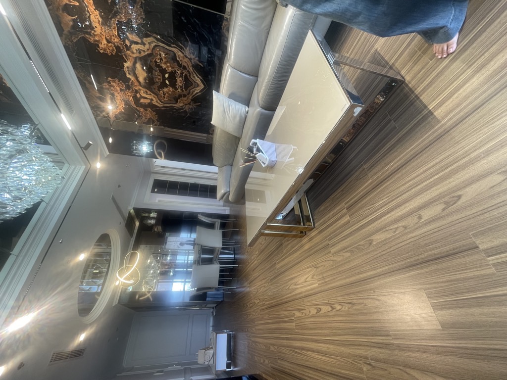 Bán Chung cư cao cấp Vinhomes West point Phạm Hùng tầng trung căn góc 3 ngủ nhình 10 tỷ.