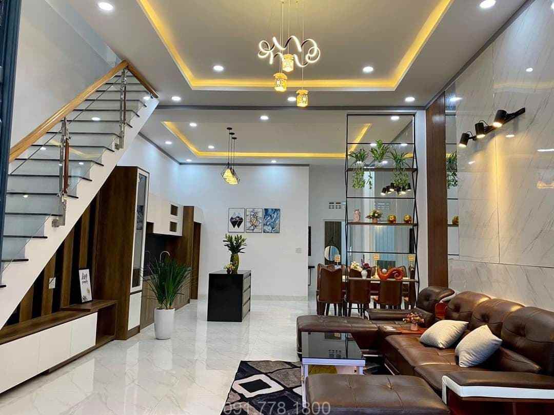 Bán gấp nhà 100m2 mặt phố sầm uất