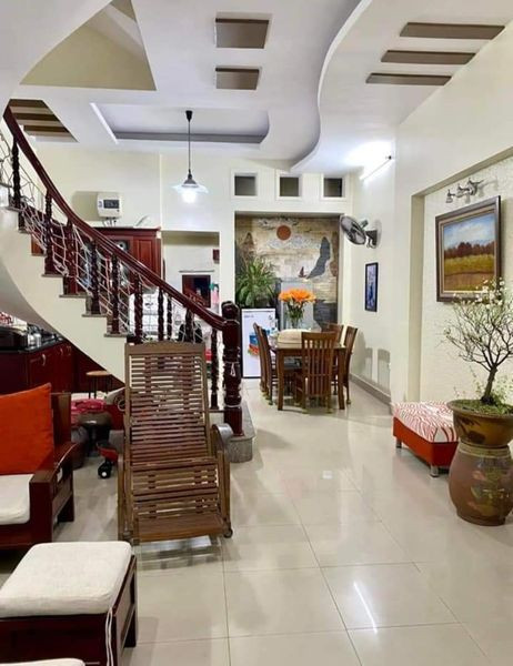 Bán nhà Nguyễn Chí Thanh , ngõ ba gác rộng rãi , Thông Thoáng , sạch sẽ 74m giá 14 tỷ