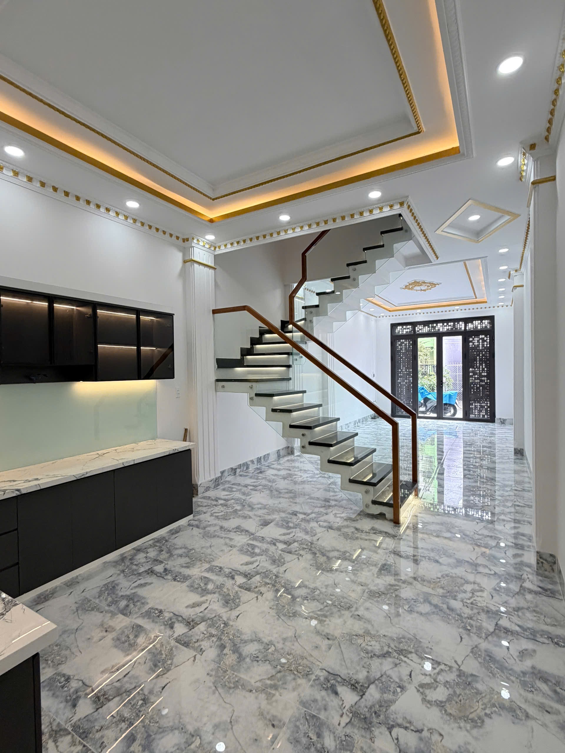 Nhà mới xây hẻm xe hơi, liền kề tên lửa
