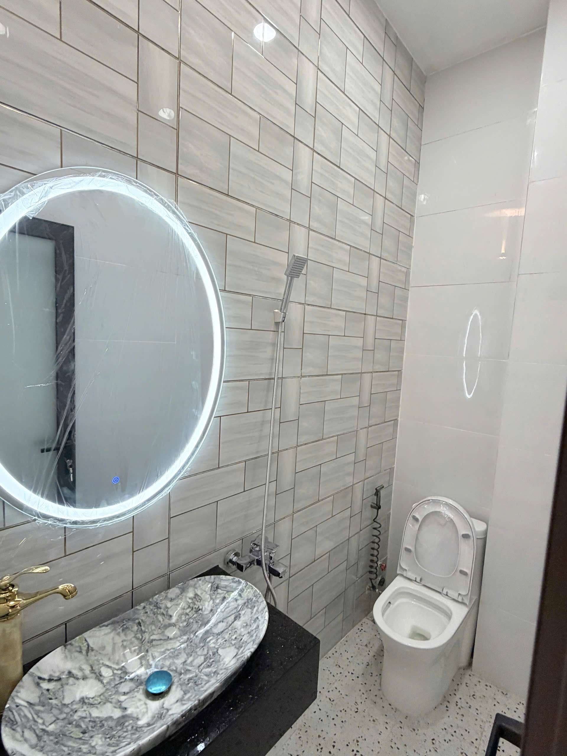 Nhà mới xây hẻm xe hơi, liền kề tên lửa
