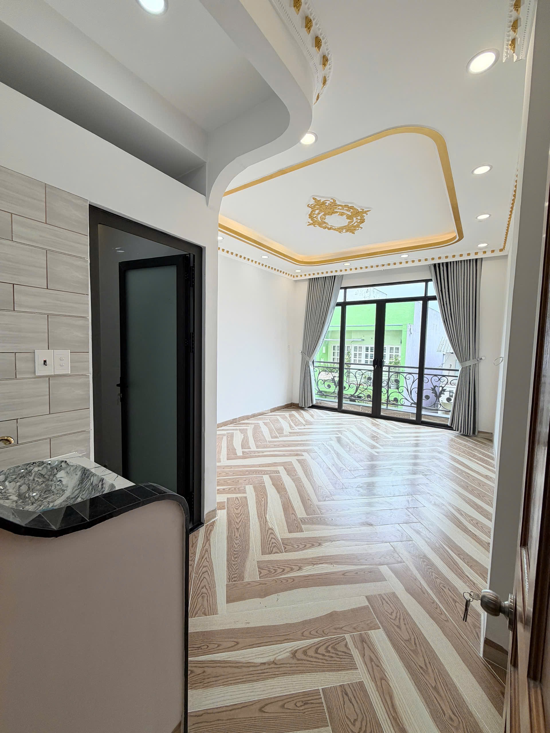 Nhà mới xây hẻm xe hơi, liền kề tên lửa
