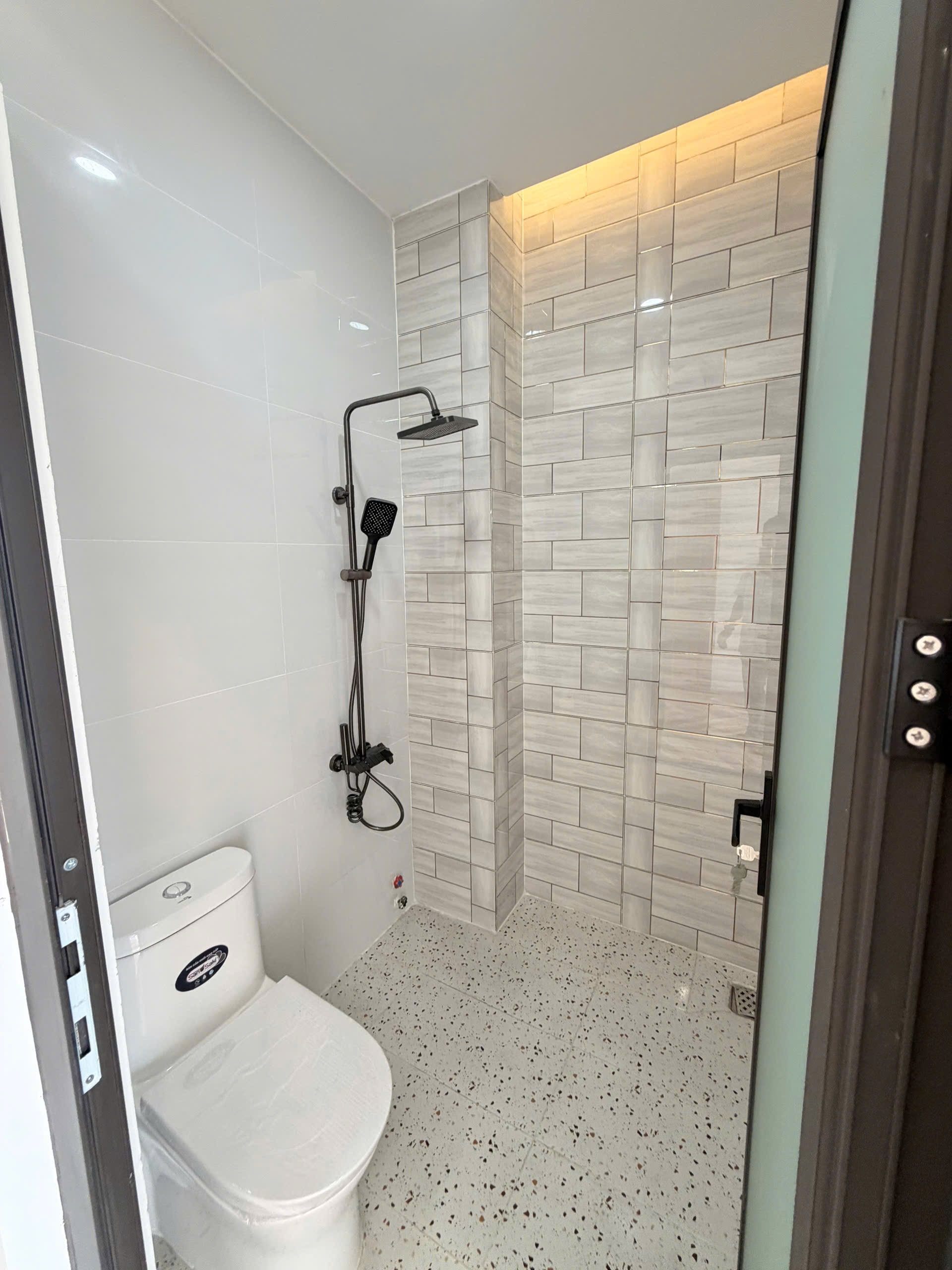 Nhà mới xây hẻm xe hơi, liền kề tên lửa