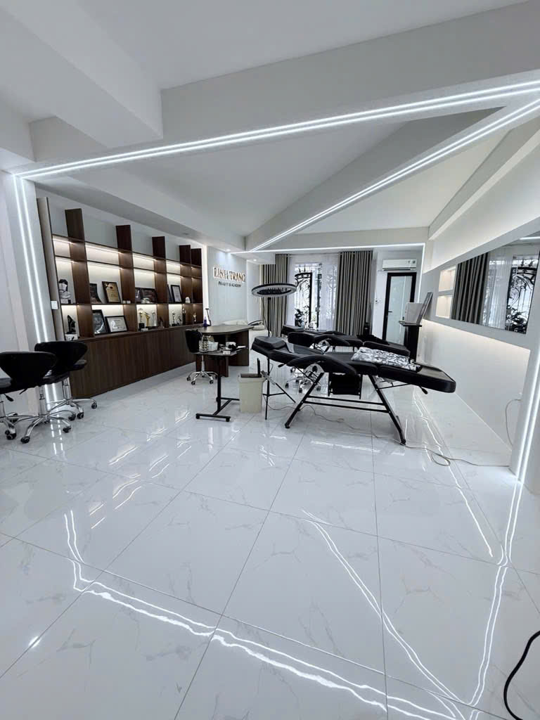 NHÀ ĐẸP Ở NGAY - ÔTÔ ĐỖ CỔNG - 2 THOẢNG TRƯỚC SAU - FULL NỘI THẤT HIỆN ĐẠI