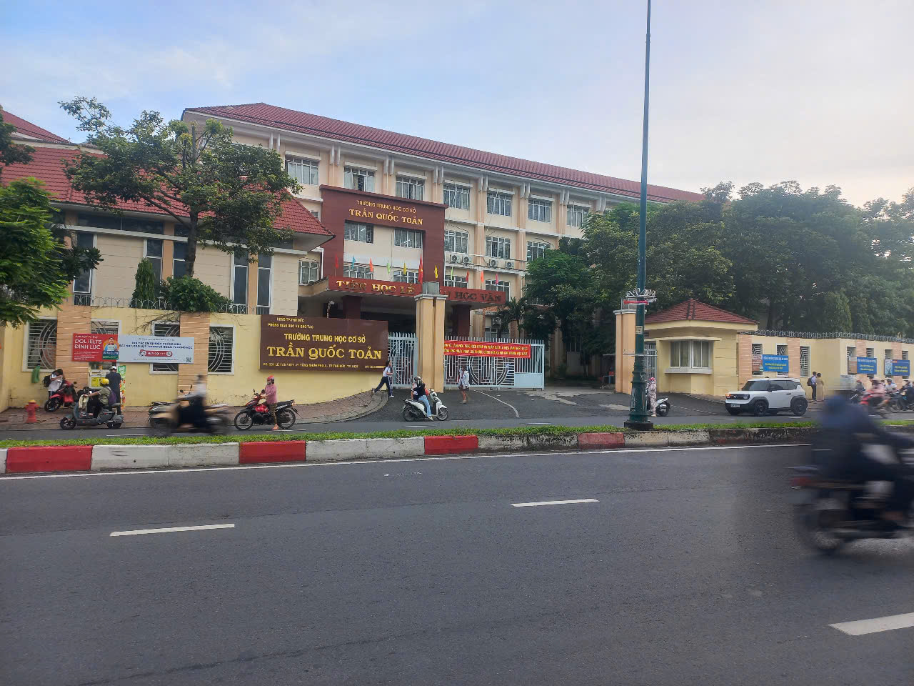 Q.9- ĐƯỜNG 379 LÊ VĂN VIỆT -. B.Á-N NHÀ MẶT TIỀN KD NGAY TRƯỜNG TRẦN QUỐC TOẢN