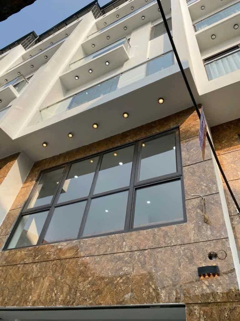 NHỈNH 5 TỶ CÓ NGAY CĂN NHÀ 5 TẦNG BÁT KHỐI, 33M2 NHÀ Ở CỘNG 17M2 SÂN VƯỜN ĐỂ XE, FULL NỘI THẤT MỚI 3 TẦNG VỀ Ở NGAY. Ô tô đỗ cổng, gần công viên hồ điều hòa, 50m ra ô tô thông.