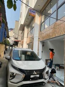 NHỈNH 5 TỶ CÓ NGAY CĂN NHÀ 5 TẦNG BÁT KHỐI, 33M2 NHÀ Ở CỘNG 17M2 SÂN VƯỜN ĐỂ XE, FULL NỘI THẤT MỚI 3 TẦNG VỀ Ở NGAY. Ô tô đỗ cổng, gần công viên hồ điều hòa, 50m ra ô tô thông.