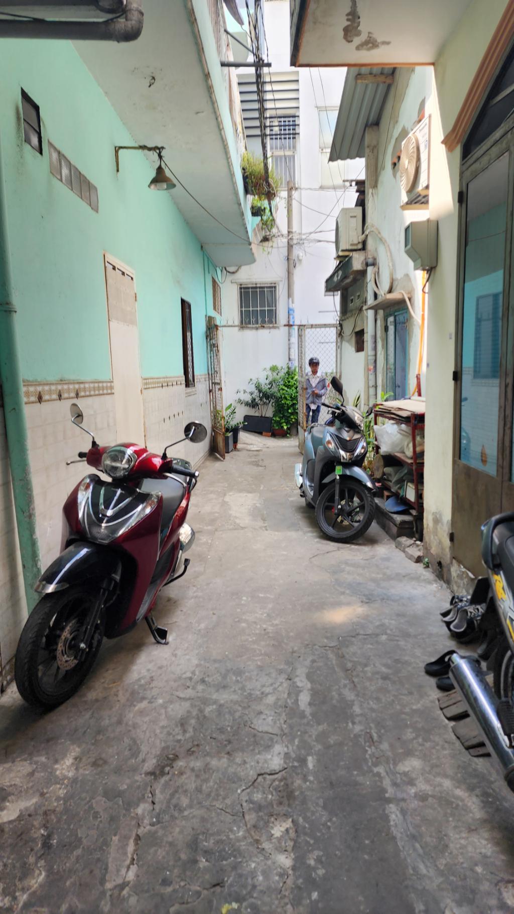 Nhà sát mặt tiền hẻm 84 Tân Sơn Nhì, nhỏ tiền, dễ chốt.t