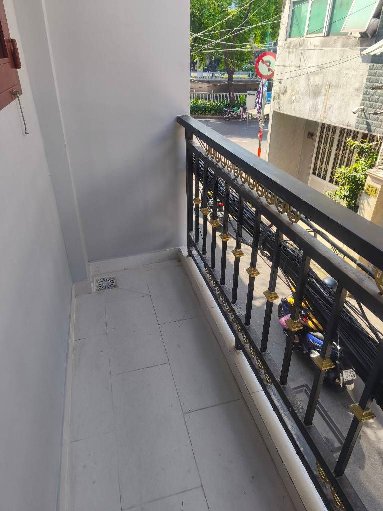 Nhà nhỏ, mặt tiền đường, kinh doanh, cách vài m tới Trường Sa