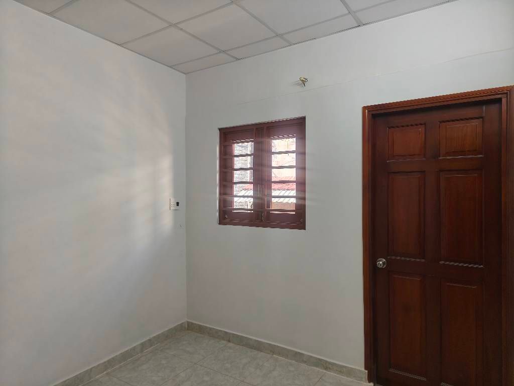 Nhà nhỏ, mặt tiền đường, kinh doanh, cách vài m tới Trường Sa