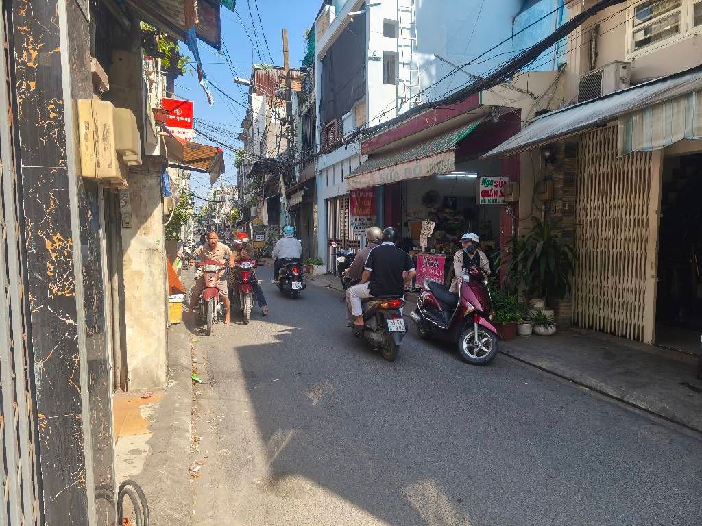 Nhà nhỏ, mặt tiền đường, kinh doanh, cách vài m tới Trường Sa