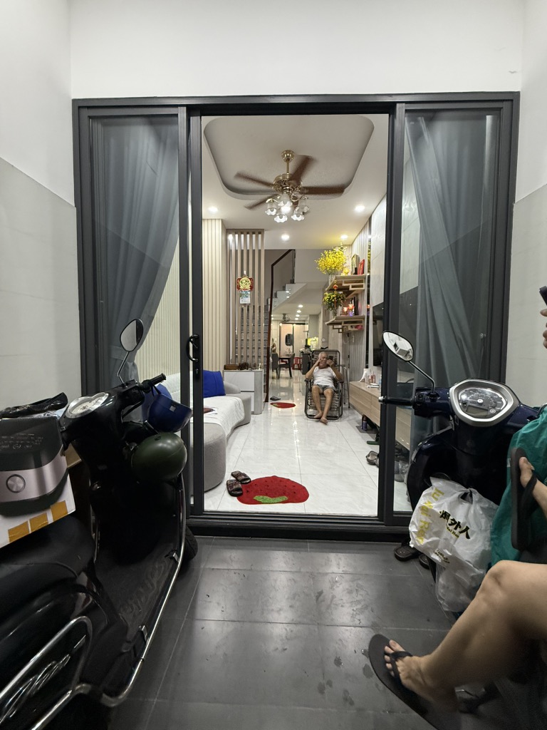 Bán nhà đẹp, gần vòng xoay 3tháng hai Điên Biên Phủ 51m2,vuông vức, hoàn công đủ.