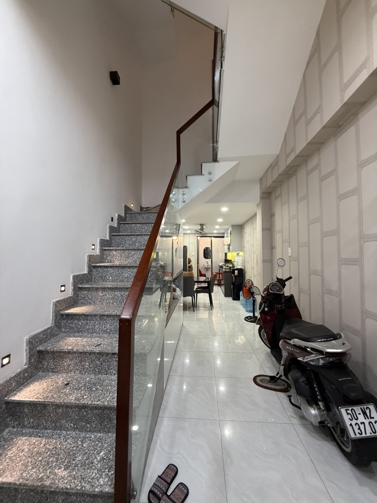 Bán nhà đẹp, gần vòng xoay 3tháng hai Điên Biên Phủ 51m2,vuông vức, hoàn công đủ.