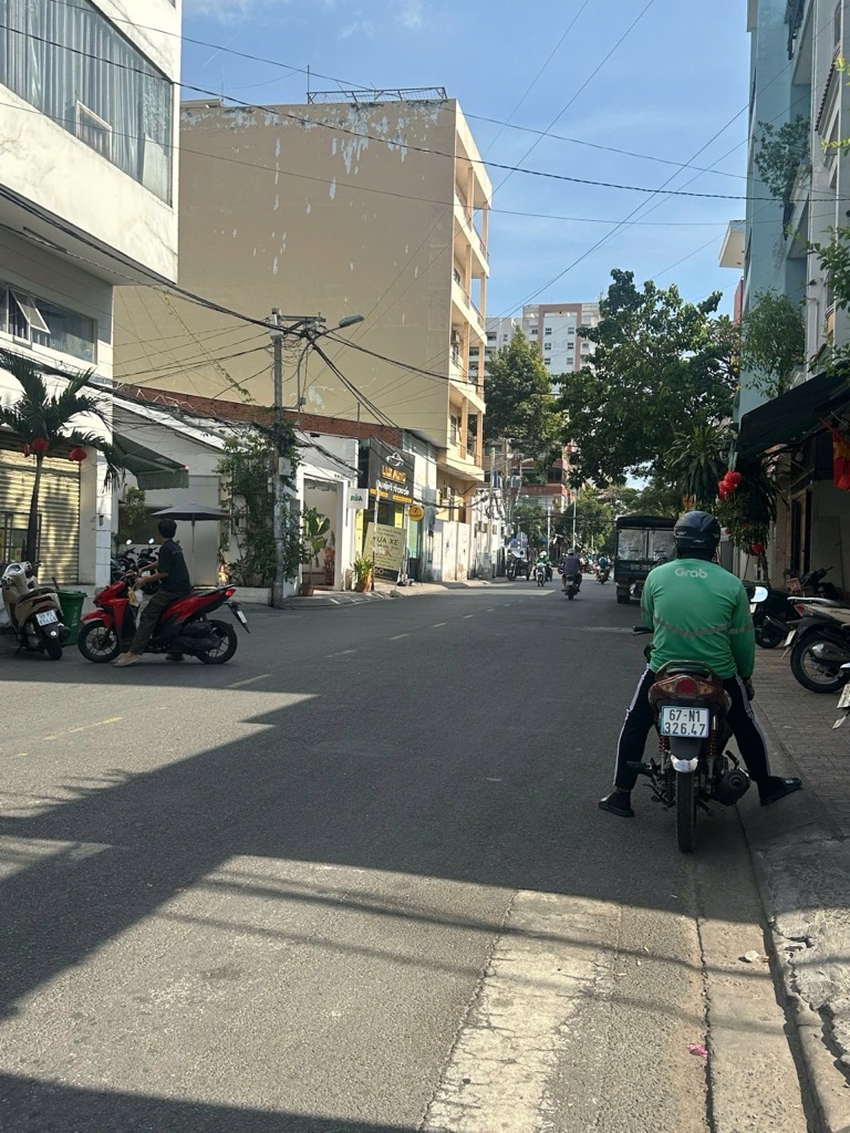 Bán nhà đẹp, Bàu Cát 8, DT: 22m2, hai tầng, chỉ nhỉnh 2 tỷ.