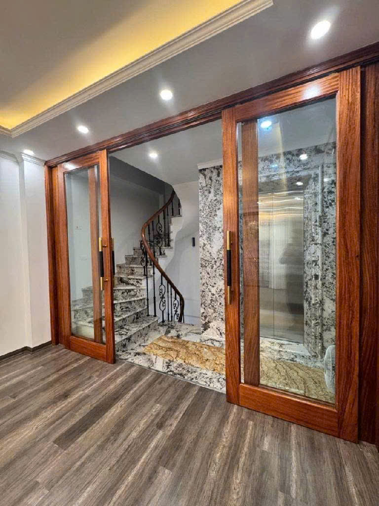 NHÀ NGÕ PHỐ THUỴ KHUÊ, Ô TÔ ĐỖ CỬA - 37M x 7 TẦNG KHUNG ĐẸP, THANG MÁY - MT 4M - SĐCC- 18 TỶ