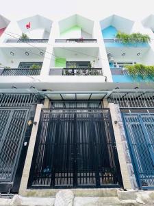 NGAY PHẠM VĂN ĐỒNG- NHÀ ĐẸP 3 TẦNG - HẺM XE HƠI - GIÁ CHỈ 6x TỶ