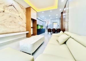 BÁN NHÀ VIỆT HƯNG – LONG BIÊN – 6 TẦNG THANG MÁY – FULL NỘI THẤT – Ô TÔ ĐỖ CỬA