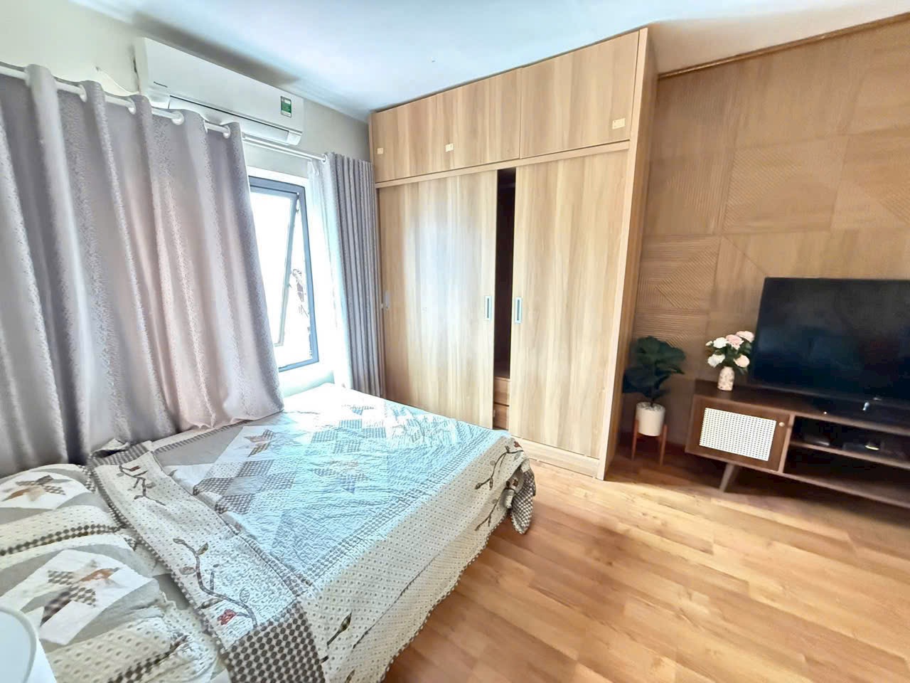 Bán nhà mặt phố Sài Đồng, dòng tiền cho thuê hàng tháng 30tr. Nhà xây kiên cố, thuận tiện kinh doanh và đầu tư.