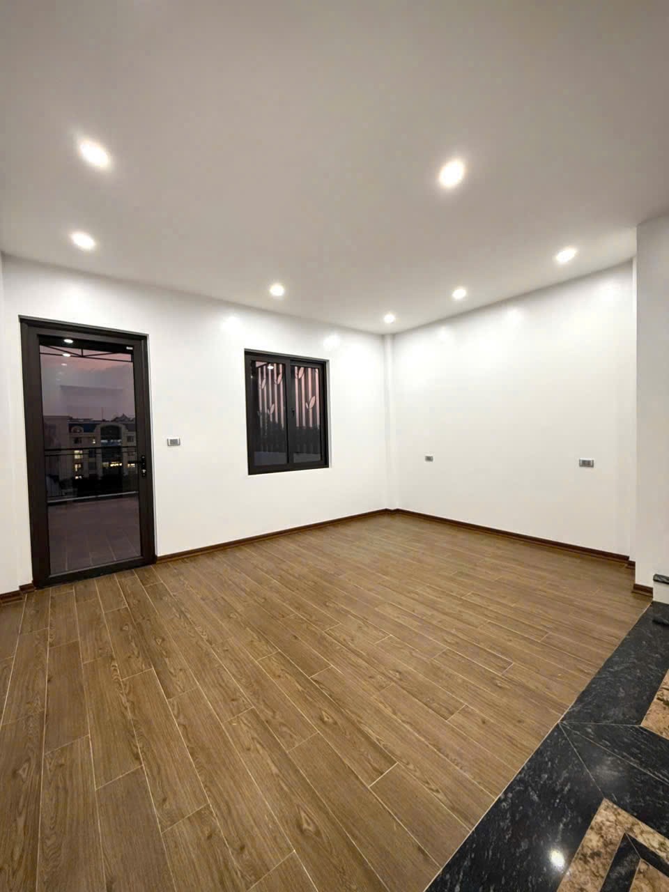 Bán nhà mặt phố Sài Đồng, dòng tiền cho thuê hàng tháng 30tr. Nhà xây kiên cố, thuận tiện kinh doanh và đầu tư.