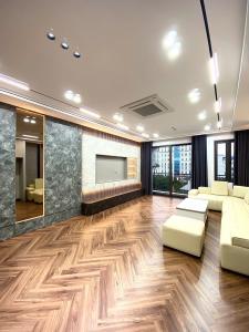 Bán gấp nhà xây mới phố Nguyễn Văn Cừ, ngõ ô tô, thang máy, nội thất châu Âu. Giá 18 tỷ.