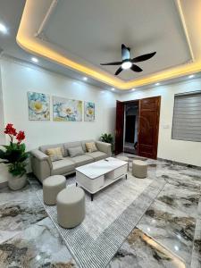 Bán nhanh nhà xây mới, thang máy phố Lâm Hạ, 68m2 mặt tiền 5m, ngõ ô tô tránh.