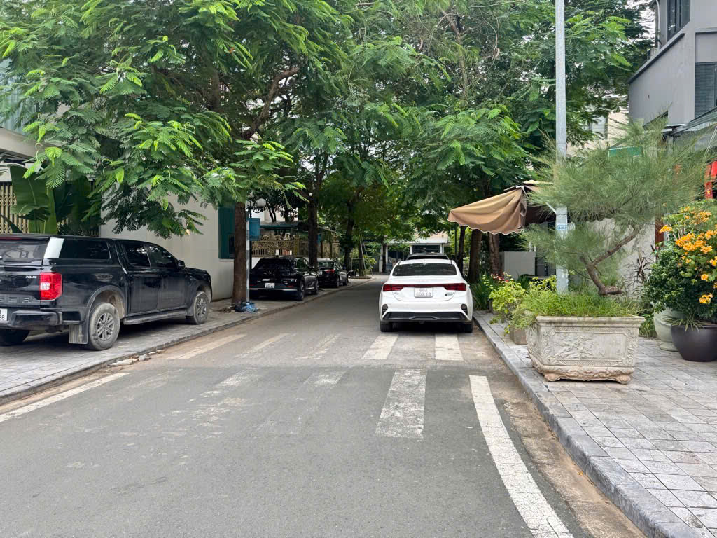 Bán nhà La Nội-giá 6,35 tỷ-diện tích 42 m2-full công năng-CĂN GÓC 3 THOÁNG