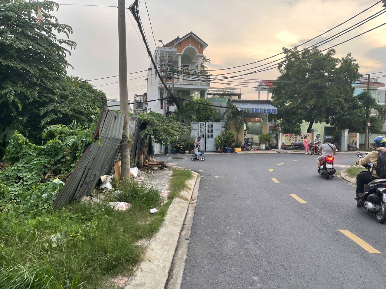 Bán đất mặt tiền đường 102 - Lê Văn Việt - Quận 9