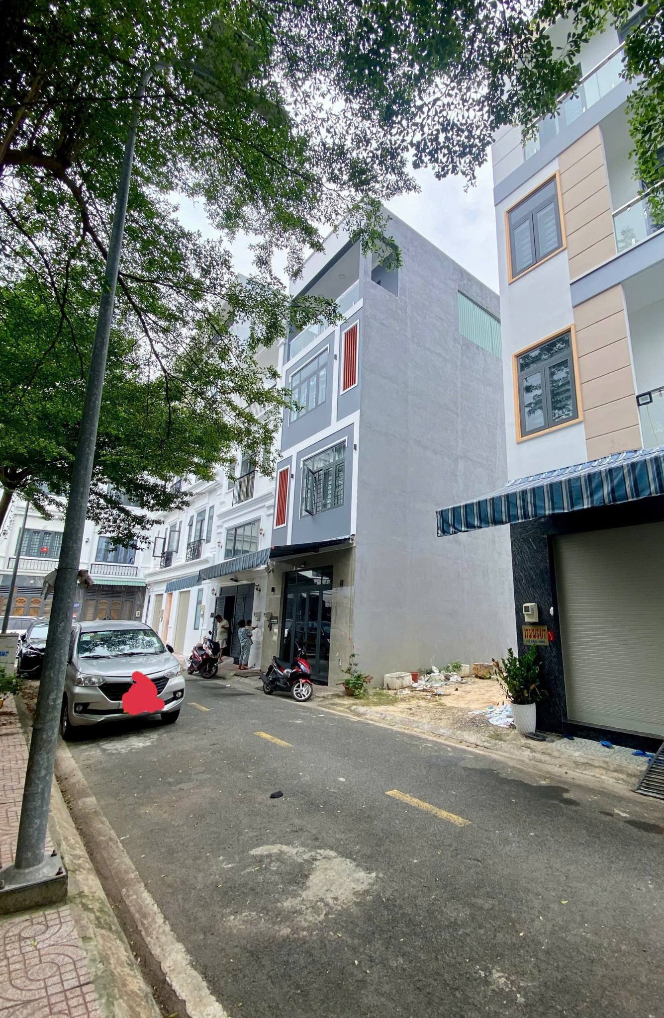 LÊ TRỌNG TẤN . SHR . NHÀ LIỀN KỀ KHU ĐỒNG BỘ . DTSD 112m2 , 4 TẦNG . G.j.Á CHỈ 2,8 ĐỒNG . HẺM XE TẢI, ÔTÔ ĐỔ CỬA . FULL NỘI THẤT