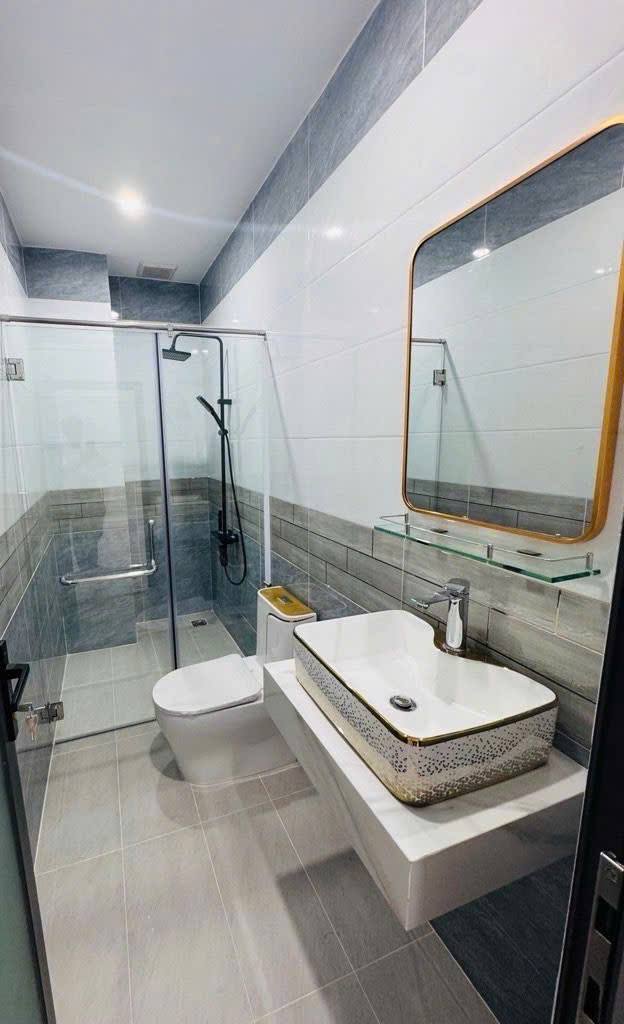 LÊ TRỌNG TẤN . SHR . NHÀ LIỀN KỀ KHU ĐỒNG BỘ . DTSD 112m2 , 4 TẦNG . G.j.Á CHỈ 2,8 ĐỒNG . HẺM XE TẢI, ÔTÔ ĐỔ CỬA . FULL NỘI THẤT